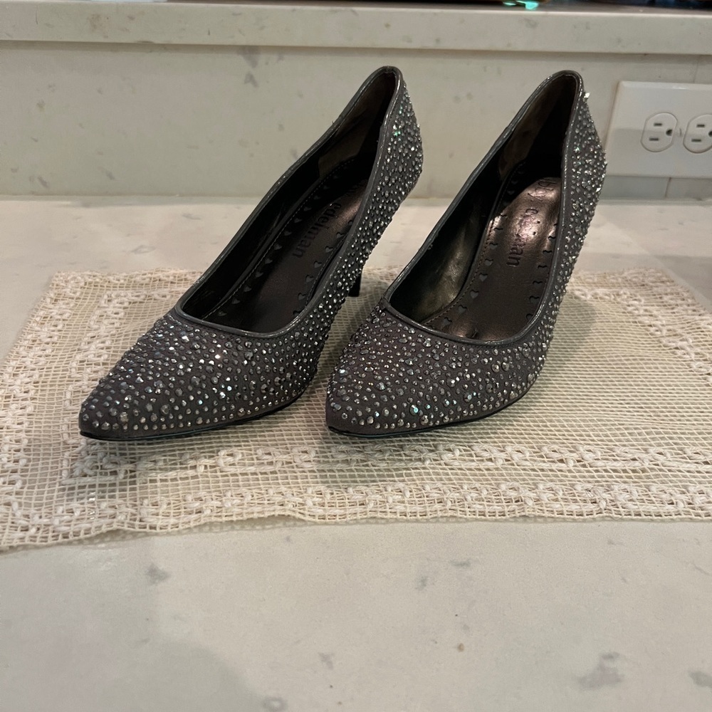Libby Edelman gray rhinestone studded pumps. Size  8medium